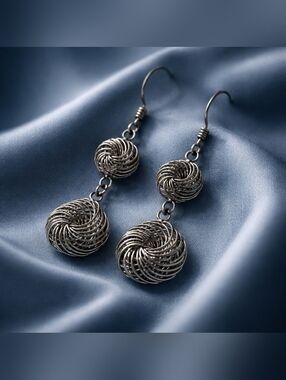 𝗦𝗶𝗹𝘃𝗲𝗿 𝗦𝗽𝗶𝗿𝗮𝗹 𝗦𝘄𝗶𝗿𝗹𝘀 𝗗𝗮𝗻𝗴𝗹𝗲 𝗩𝘁𝗴.𝗘𝗮𝗿𝗿𝗶𝗻𝗴𝘀